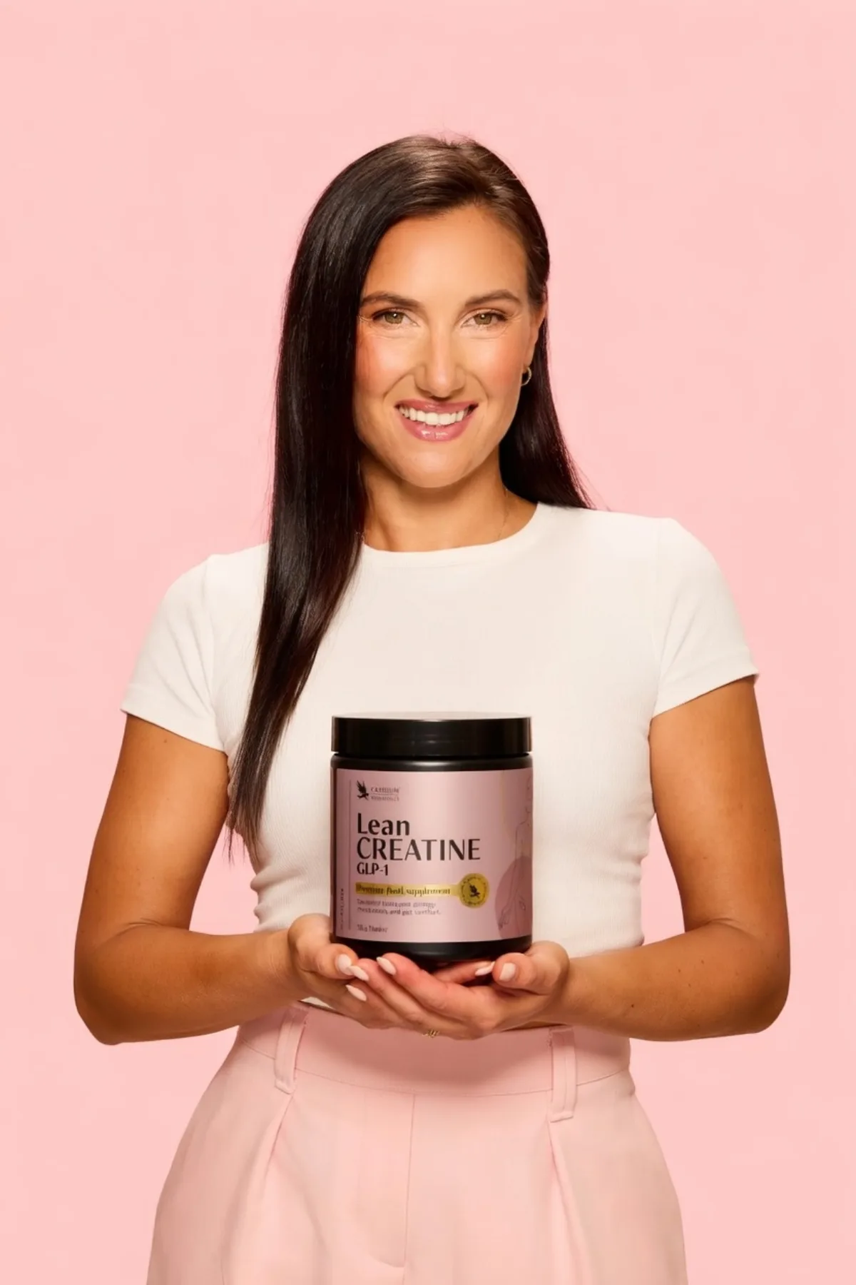 Petra, ustanoviteljica Eko Škrnicl, drži Lean Creatine GLP-1
